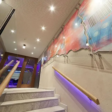 מלון Harakiri Partyhouse 3*