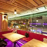 מלון Harakiri Partyhouse 3*